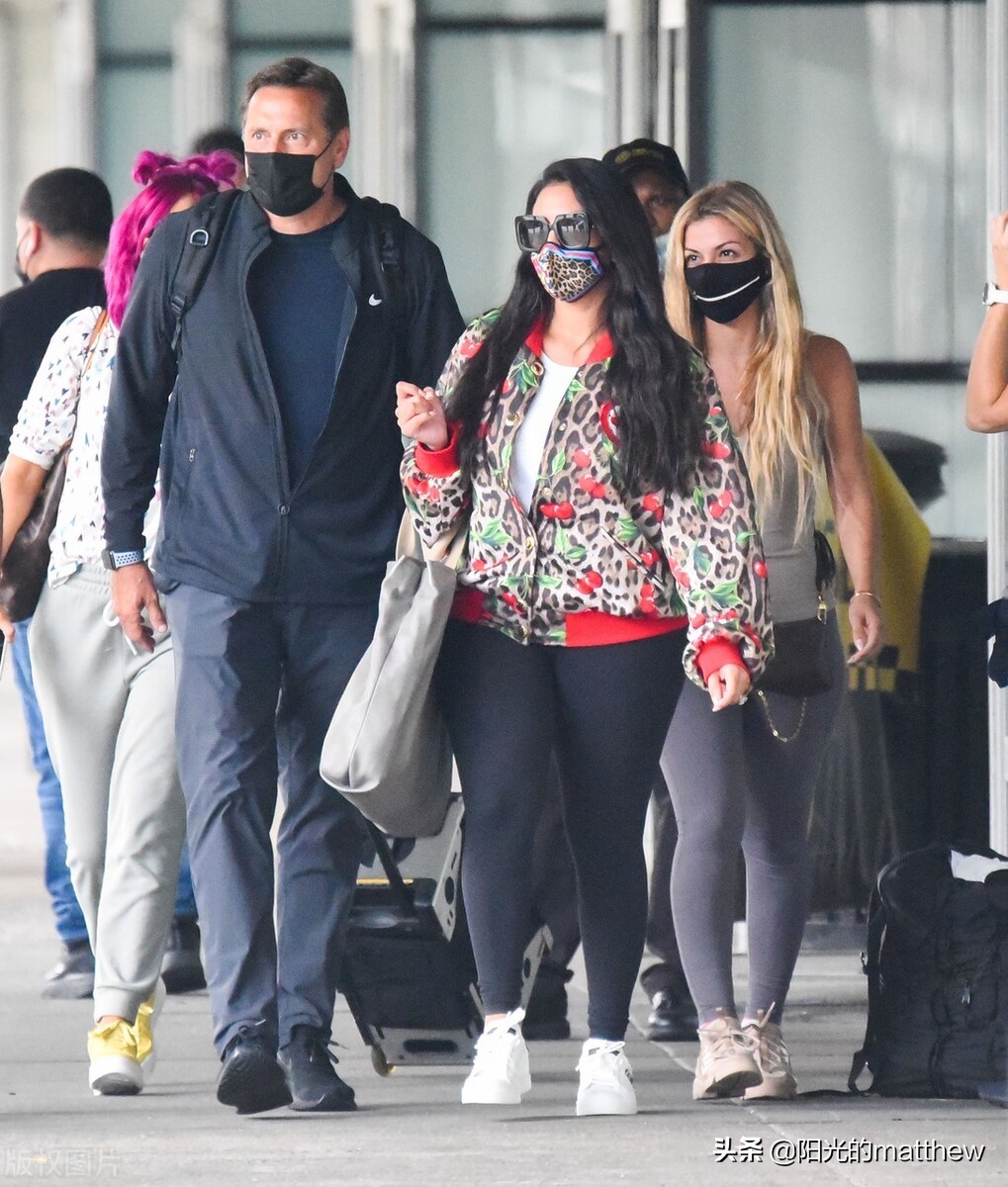 Kobe's wife Vanessa Bryant appeared at the airport, wearing a leopard ...