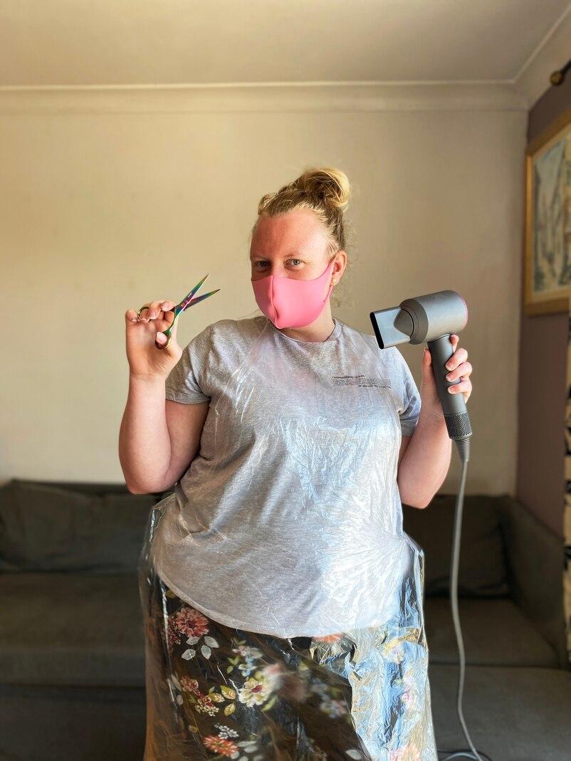 Hong Kong female immigrants work as mobile hair stylist in the UK