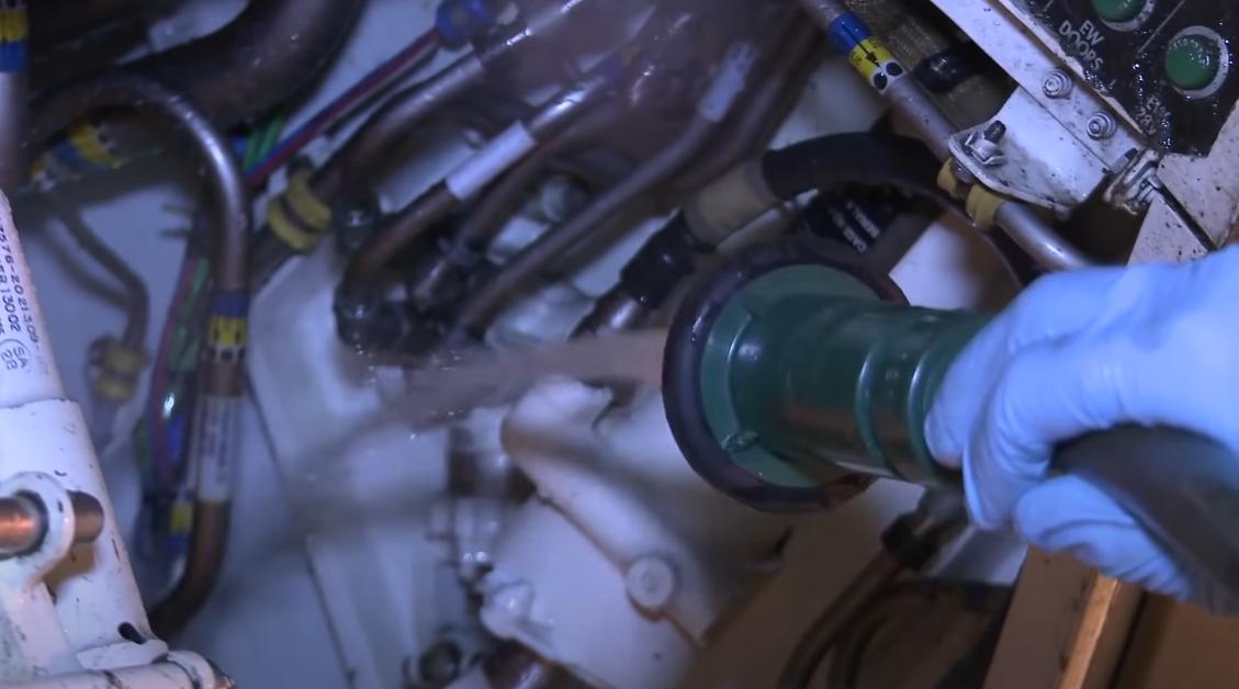 The water pipes of the US soldiers were aimed at the landing gear