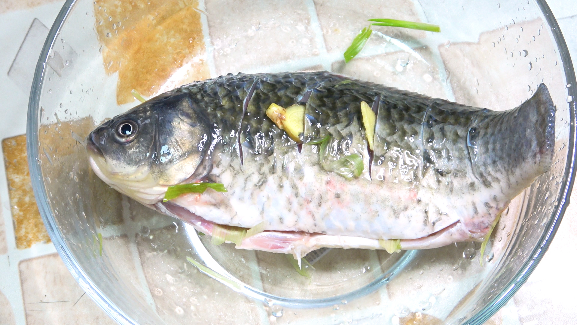 How to fry fish without sticking to the pan and not breaking the skin