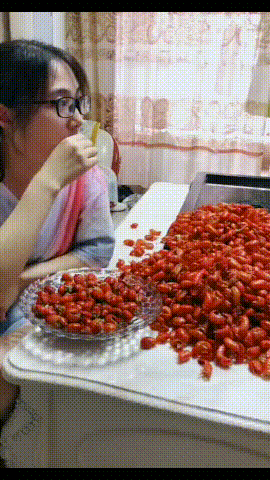 搞笑动图GIF：把小龙虾当瓜子嗑，也是厉害了！