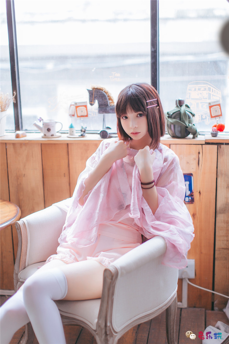 甜美少女的粉色睡衣