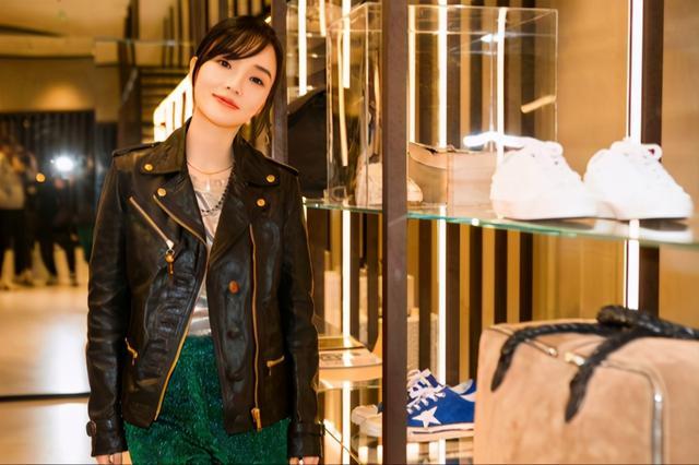 Li Xiaoyu is too tender? Black leather and green casual pants are also ...