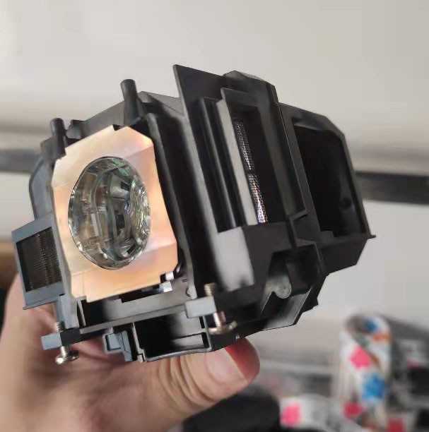 How to replace the bulb of an EPSON projector iNEWS