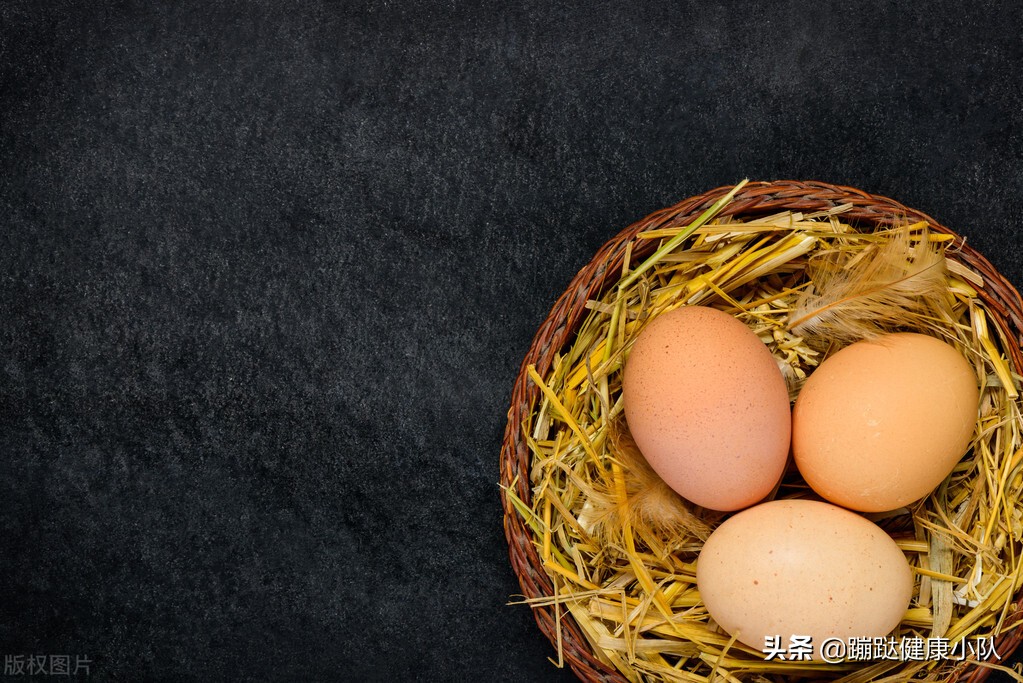 Throwing egg yolk while eating eggs?How many eggs are good for a day