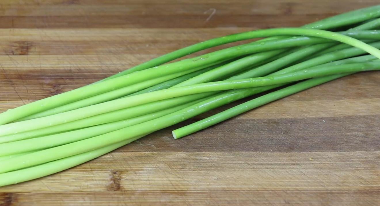 The best way to eat garlic moss, it's delicious, it's greedy, and the