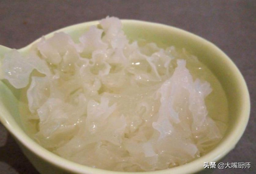 How to make the gelatin in the soup of white fungus quickly?The
