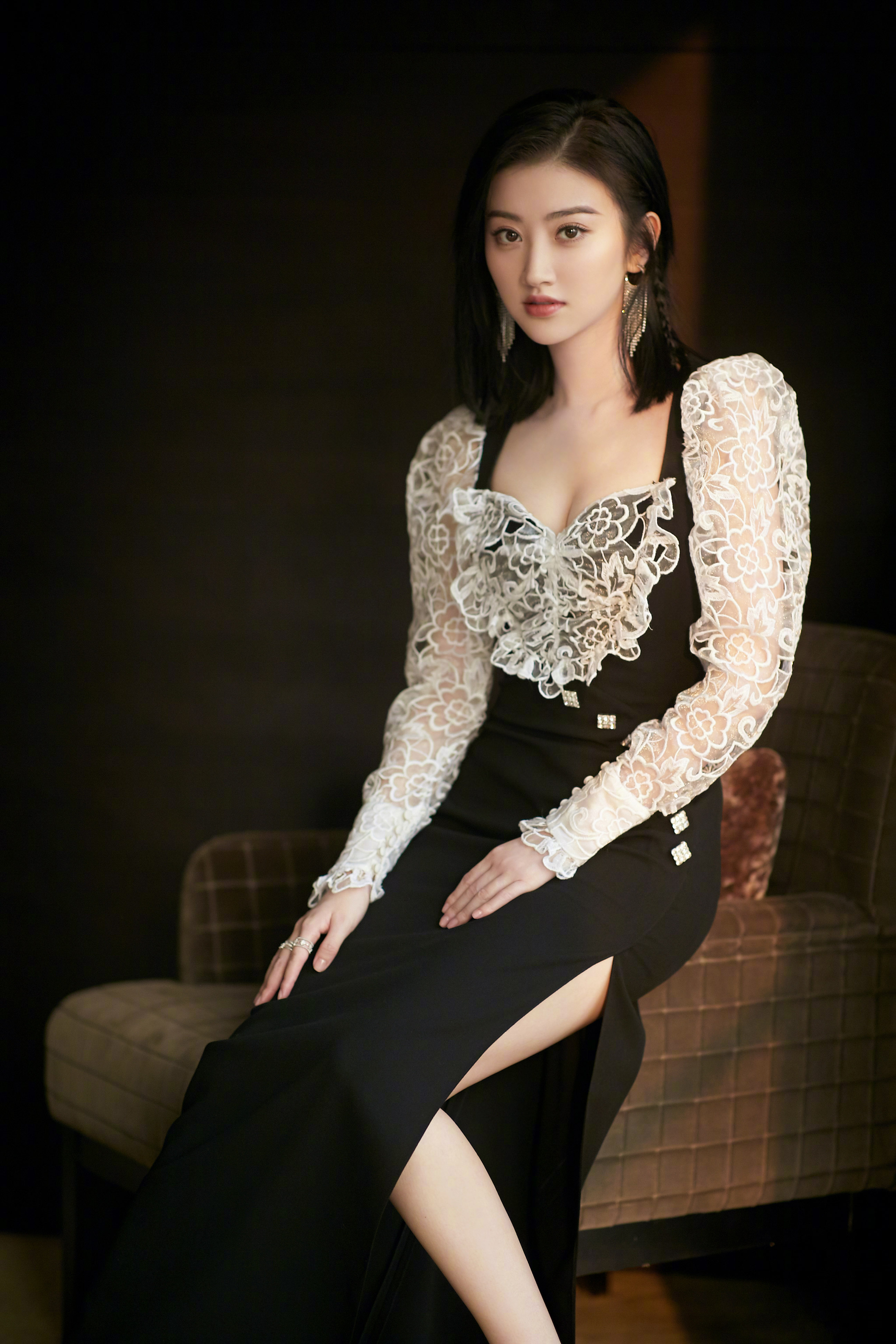 Jing Tian is really high-profile. She wears a black dress and shows her ...
