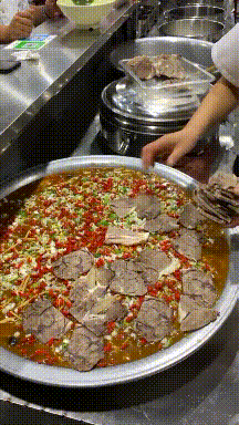 爆笑的GIF图片：这个缝隙，确实也是挺难为小姐姐的了