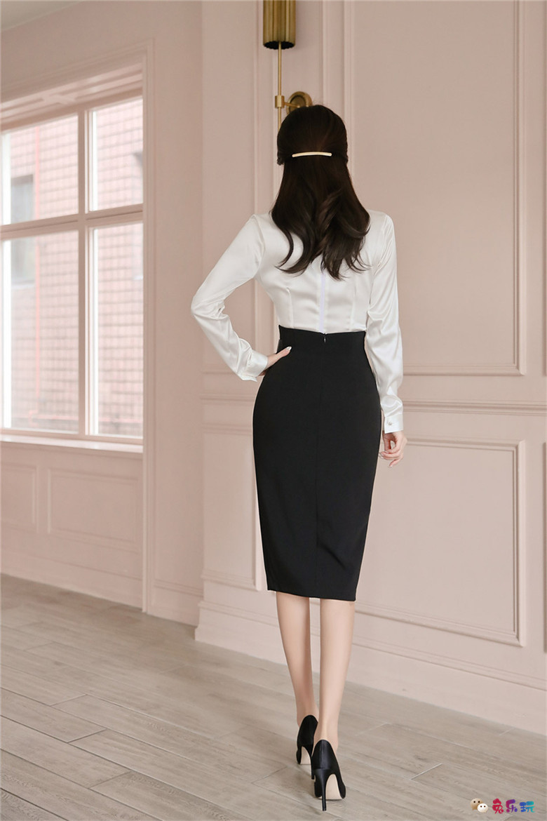 孙允珠：纯净碧波丝光滑柔斜衩及膝裙