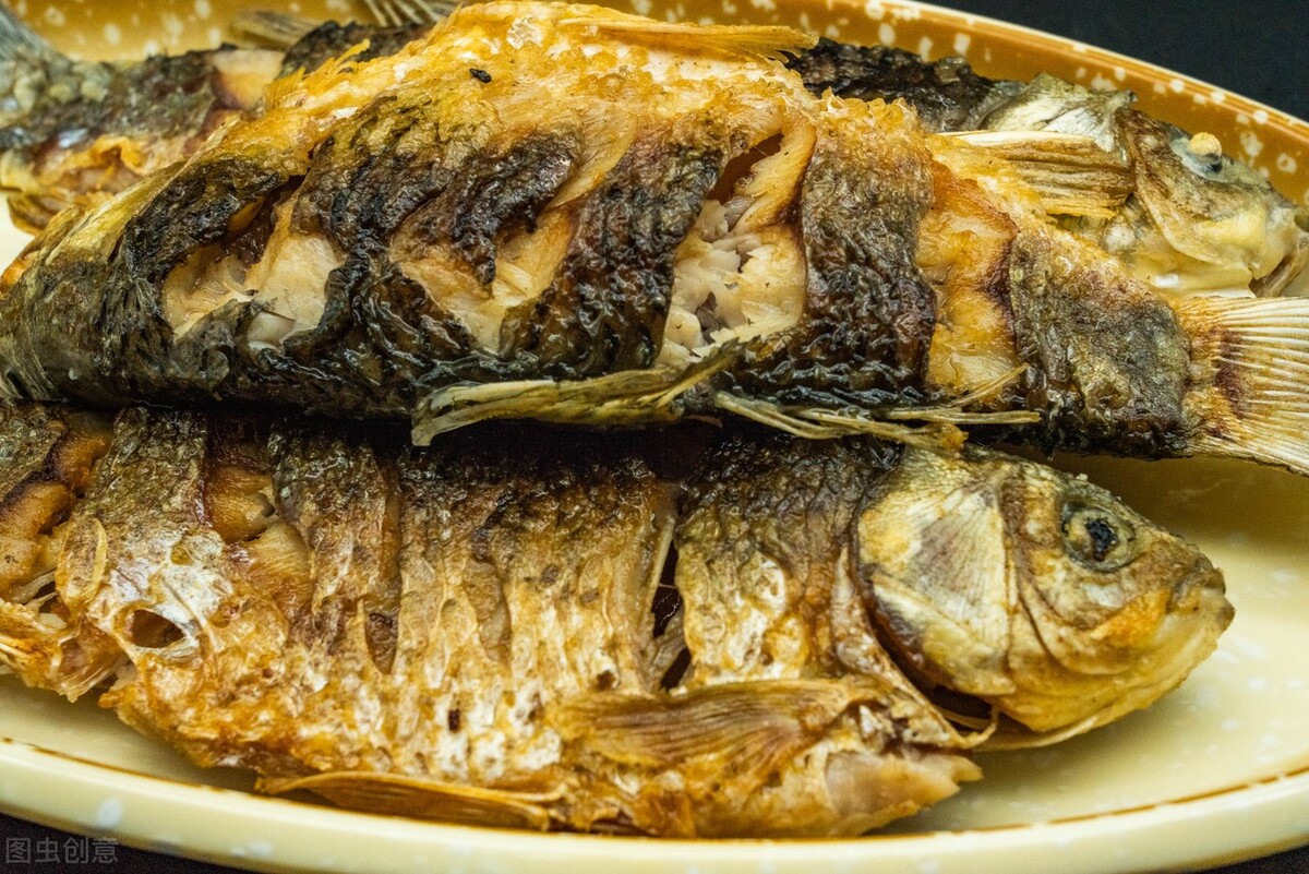 When frying fish, why do you always break the skin and stick to the pan ...