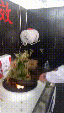 饭店新招的厨师，据说一个月要一万二