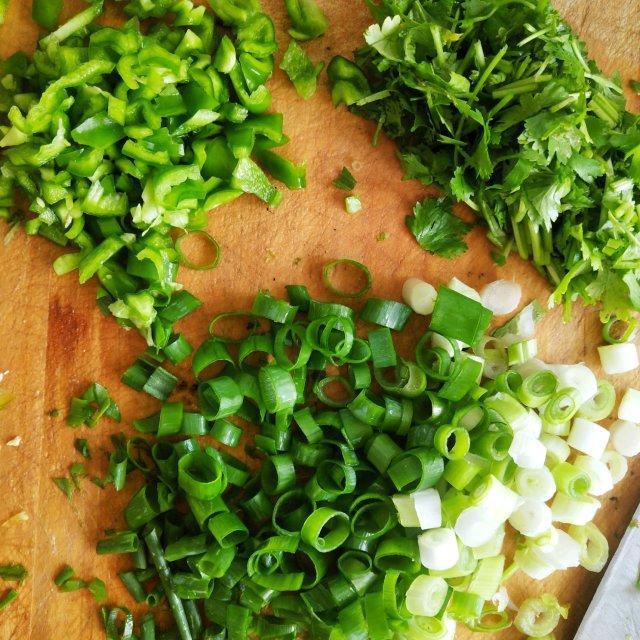 Can I drink honey water after eating green onion?Can I still eat honey