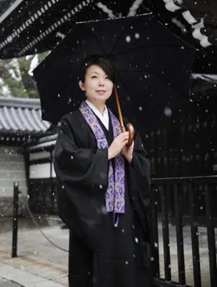 Female abbot of a Japanese temple: forced to date 35 times, fled to the ...