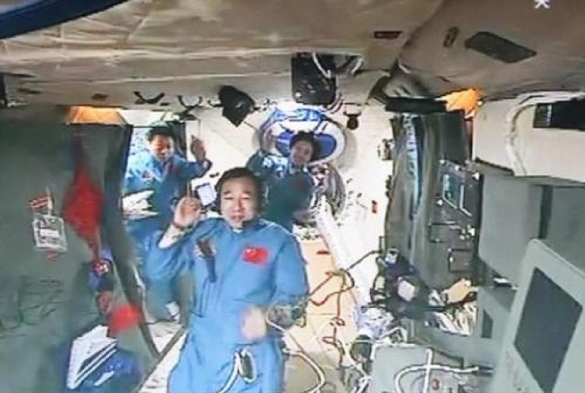 How do female astronauts physiological problems?They choose to