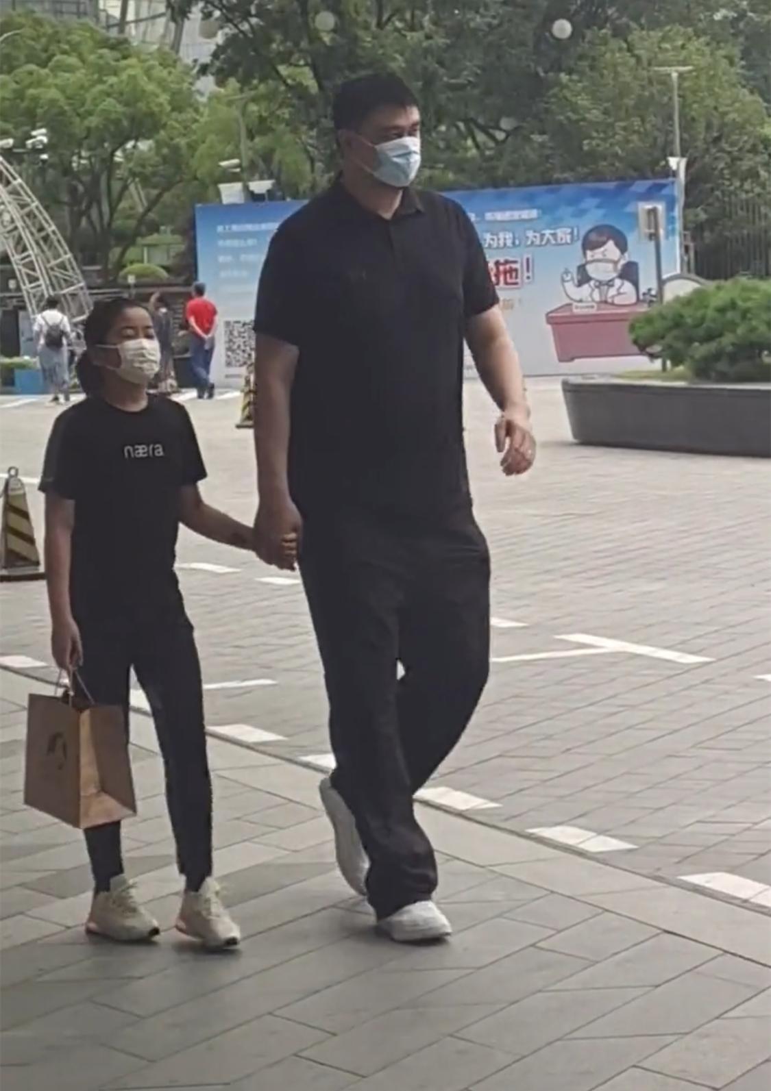 Yao Ming and his daughter are holding hands for shopping. 11-year-old ...