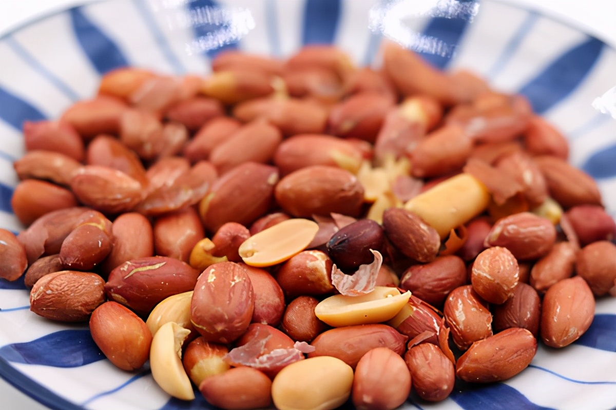 Wake up in the morning and eat peanuts on an empty stomach, is it good