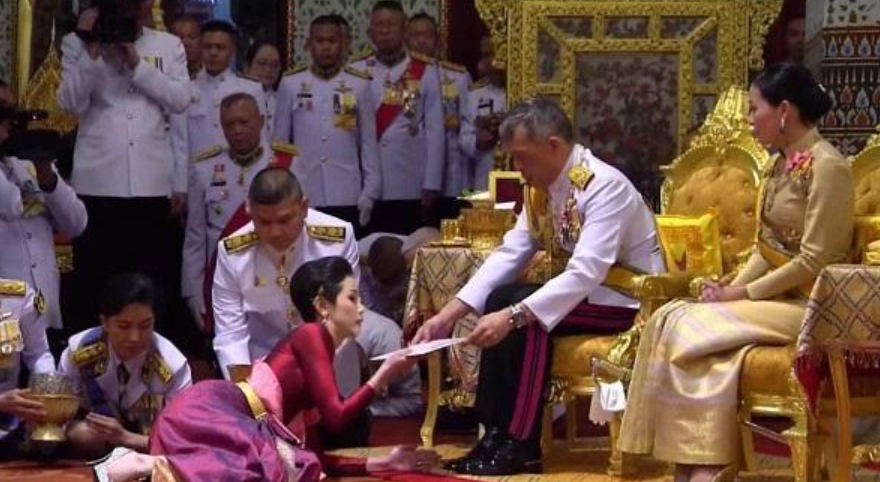 The king of Thailand took the most beautiful princess to visit the ...