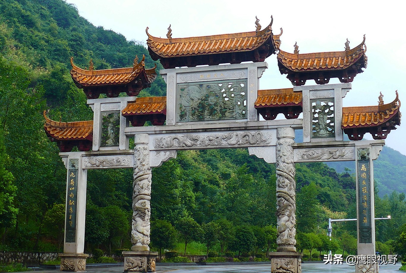 There is a mausoleum of Emperor Shun dedicated to the ancestor of China ...