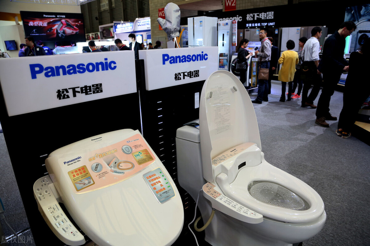 Smart toilets have more functions, why do you buy smart toilet lids
