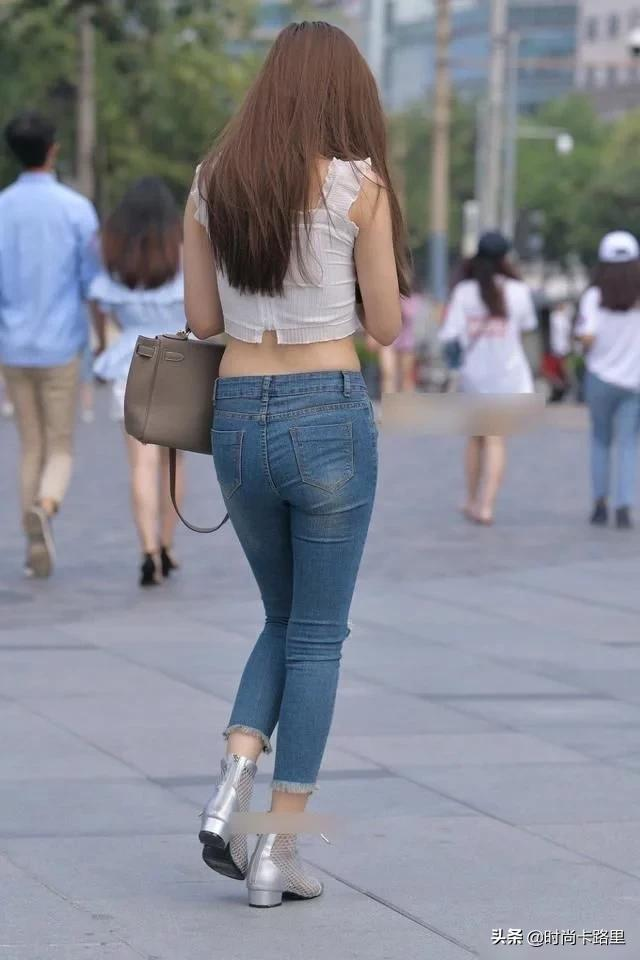 The busty beauty wears jeans and has nice buttocks, this figure has ...