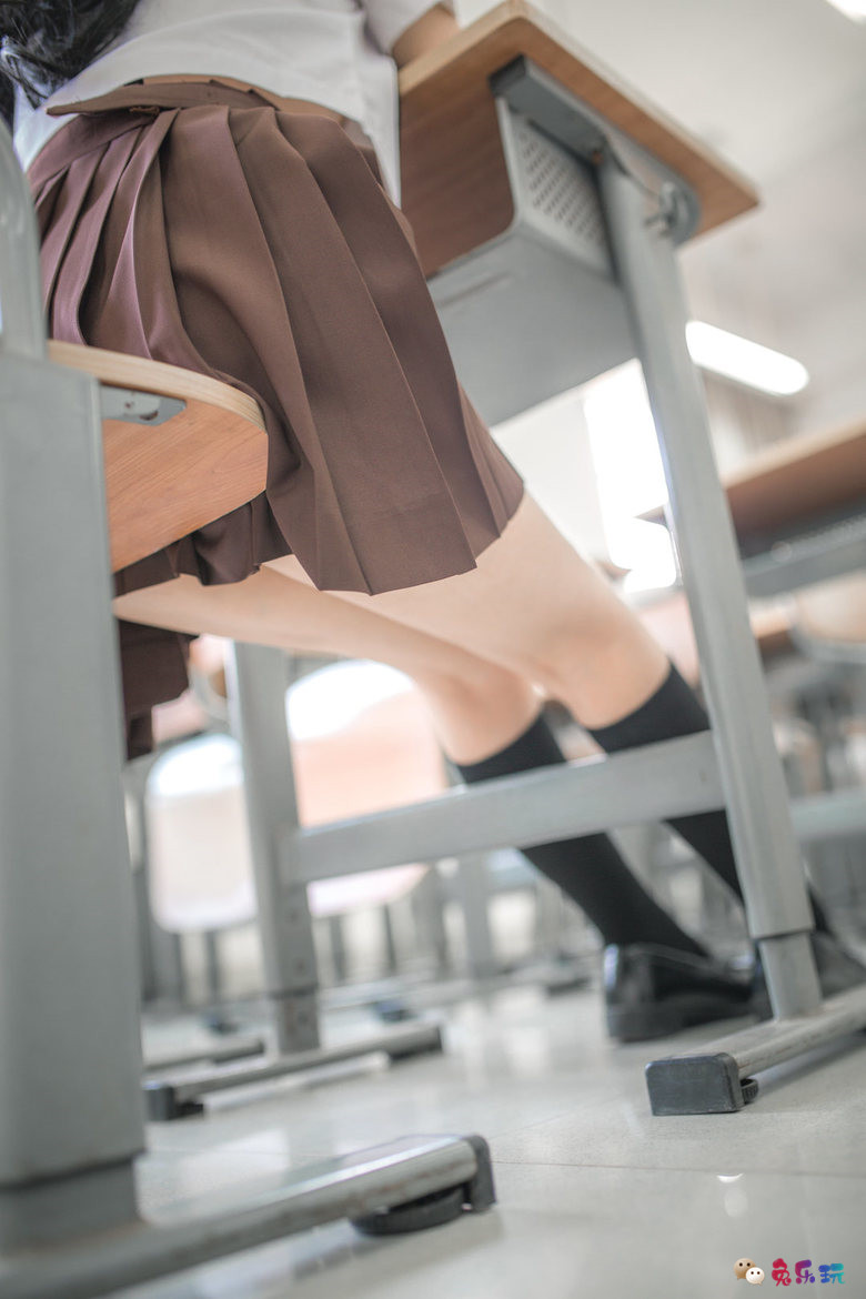 放开那课桌，冲我来！教室里的水手服学妹