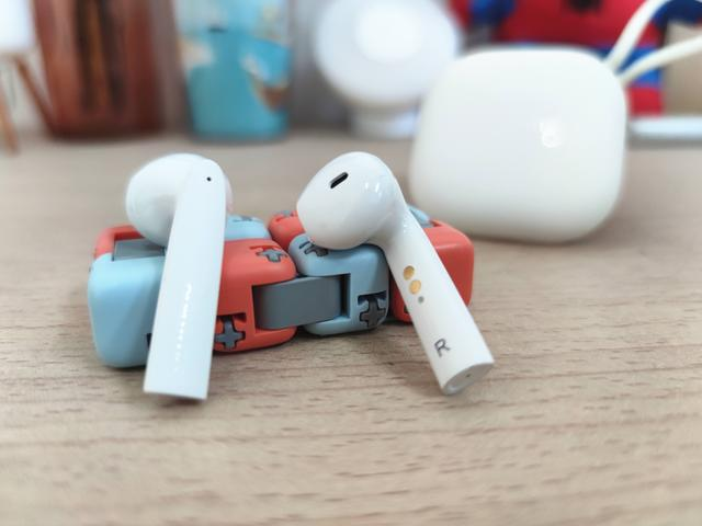 你见过可以无线充电的耳机吗？小方盒蓝牙耳机不用担心忘带数据线