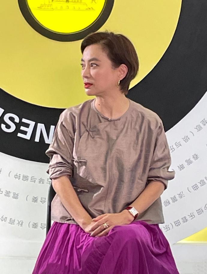 Li Lingyu gets older and more fashionable. She wears a national dress ...