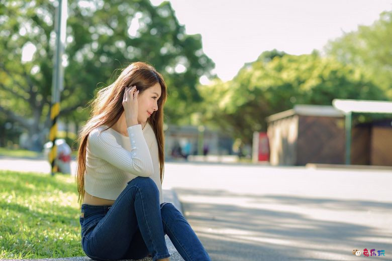 台湾阳光正妹夏晴Miso公园牛仔紧身裤美腿秀