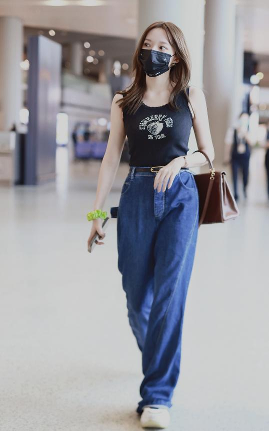 Cheng Xiao's figure is really amazing!Black vest with high waist jeans ...