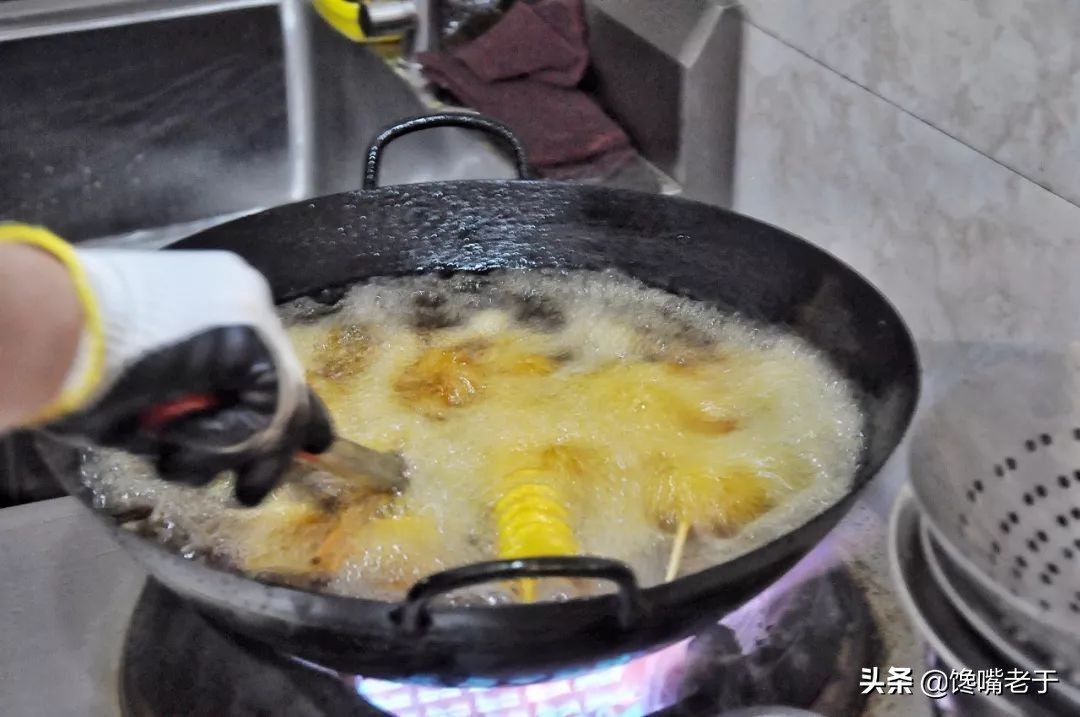 After frying the fish, the oil is too fishy and it is a pity to throw