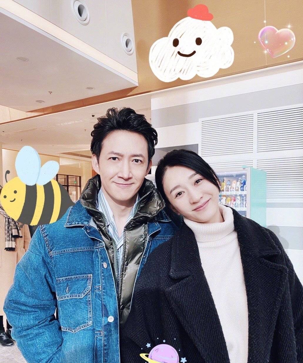 44-year-old Li Xiaoyu is too close to the actor, and the close ...