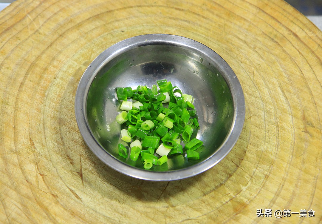 How to fry tofu in a nonstick pan without breaking, the chef shares some tips, it is crispy on