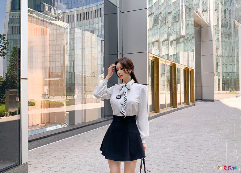 孙允珠丨白汀威士忌西洋字母絮带衣裙