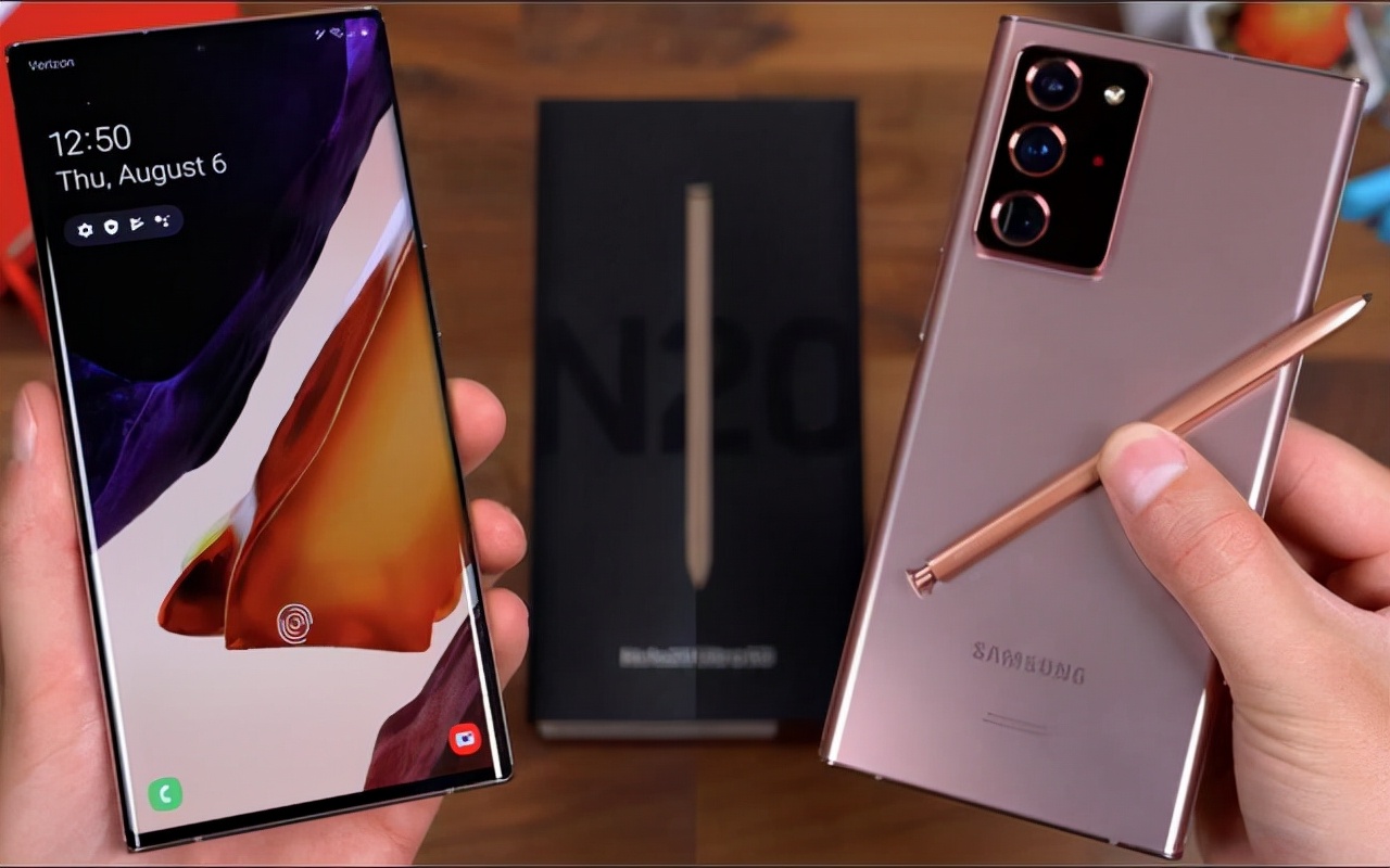 Galaxy Note 20 UltraとNote 20 Sペン。