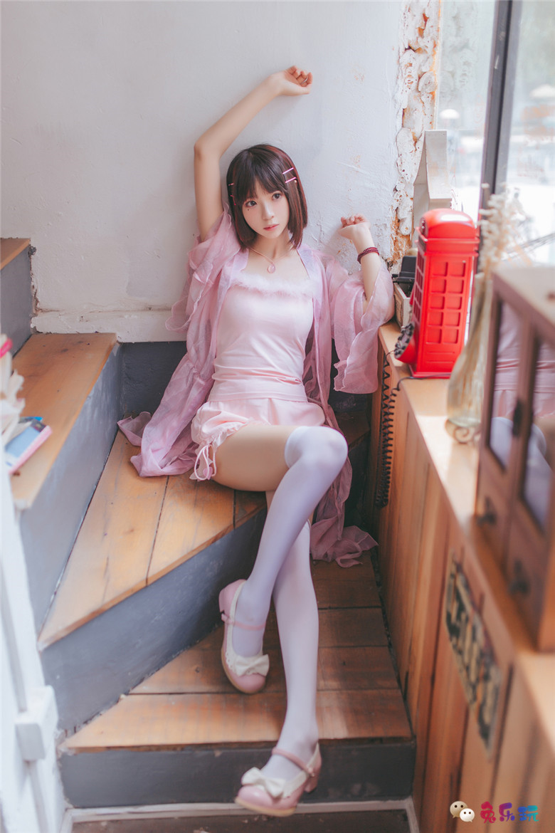 甜美少女的粉色睡衣