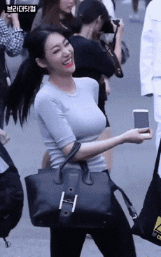 邪恶动图美女图片：这是什么功夫？姿势有点多！