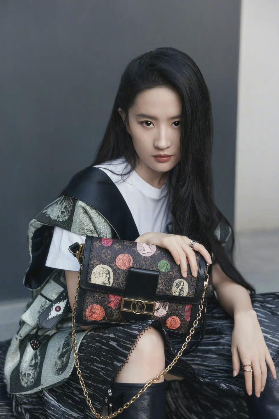 crystal liu yifei 刘亦菲updates on X: [220810] Louis Vuitton weibo updates —  Brand spokesperson #LiuYifei for #LouisVuitton's Twist handbags. —  #刘亦菲#CrystalLiu  / X