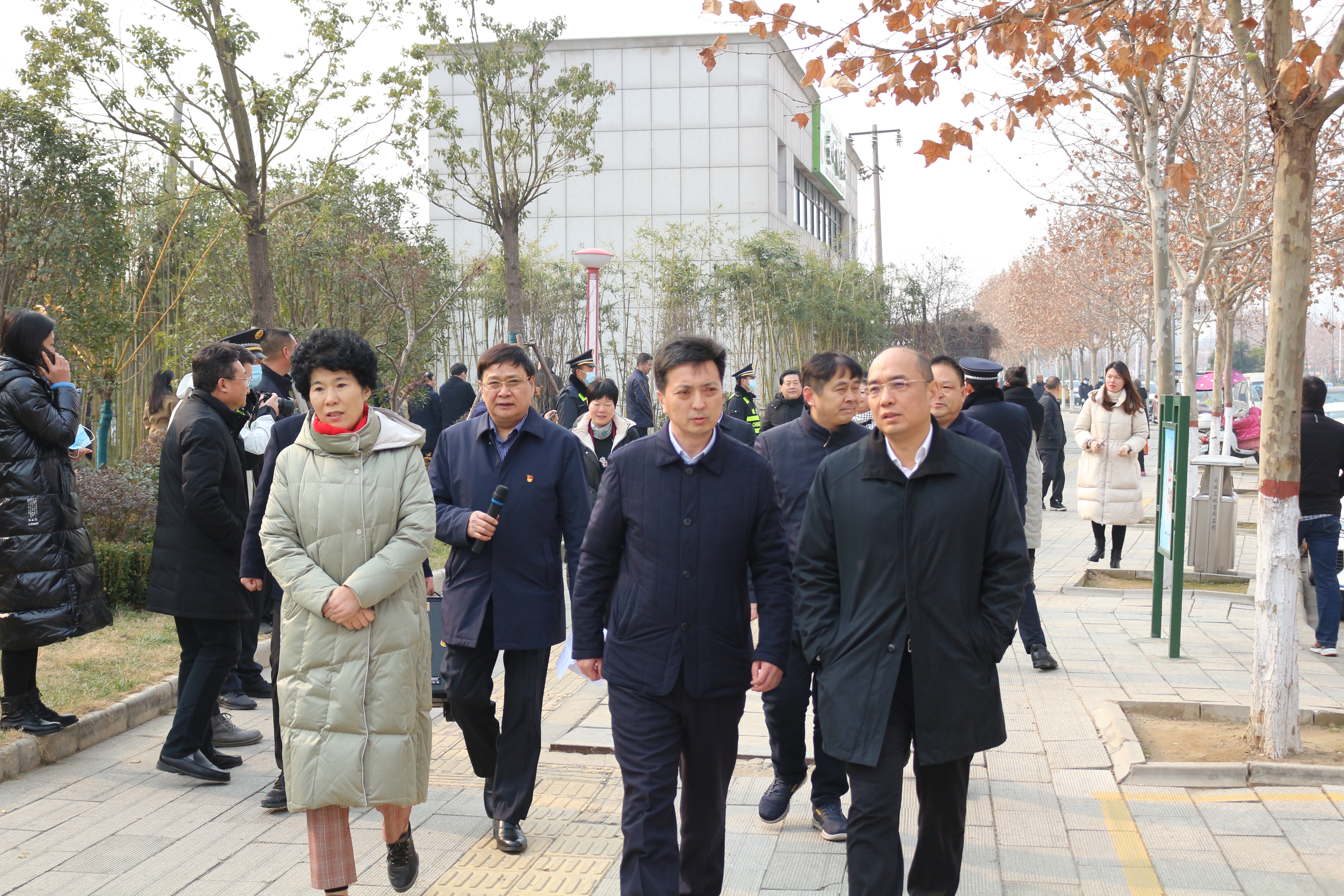 美林名著游园,医圣祠东路现场,听取了街道党工委书记吴国幸对游园建设