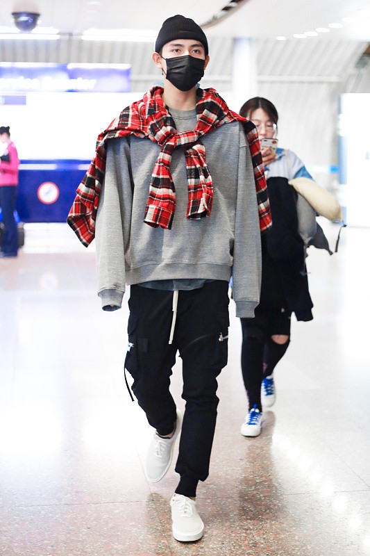 Chen Feiyu and his mother Chen Hong are walking together. The mother ...