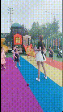 带黄的内涵gif图：好想知道，妹子为什么被围观了！