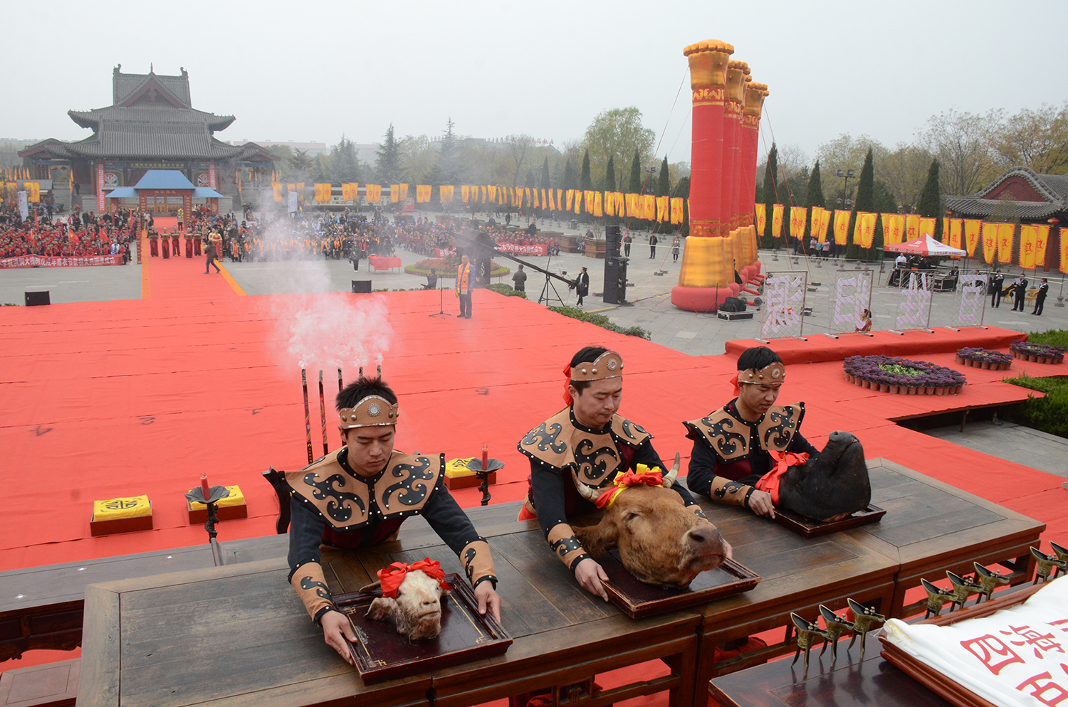 Why do the Chinese burn paper money to worship their ancestors? - iNEWS