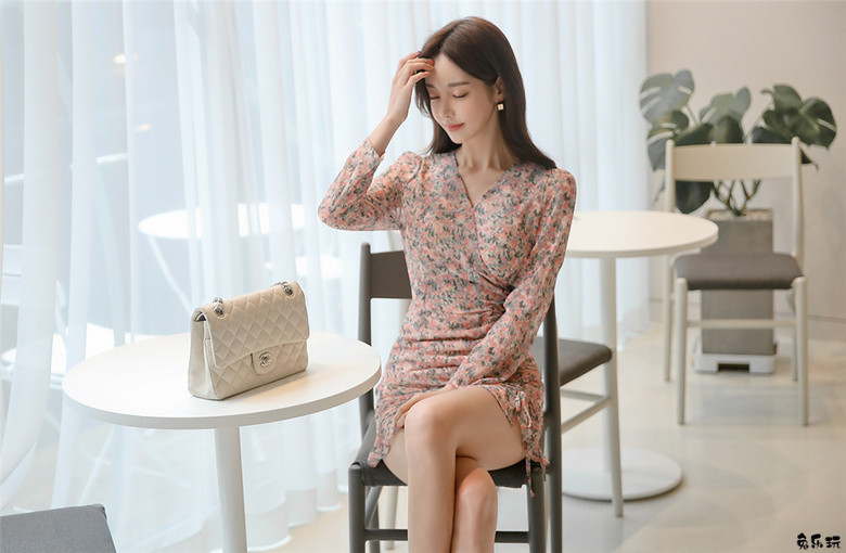 孙允珠：丹雪雅梦粉杏絮柳碎花丝纺裙