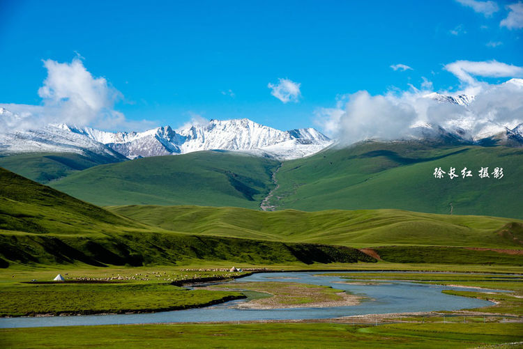 Bayinbuluke Grassland (the middle section of the Duku Highway), the ...