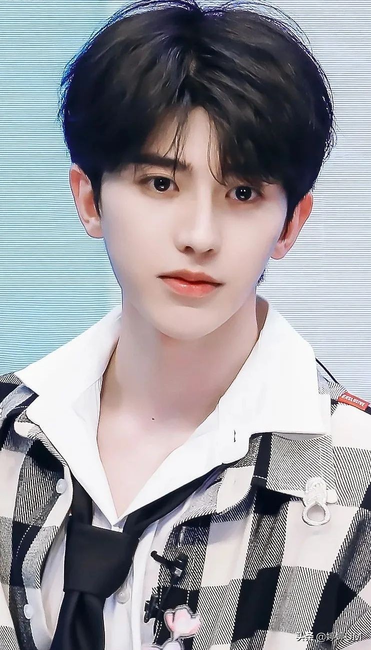 Cai Xukun, sexy and charming, beautiful appearance, perfect body ...