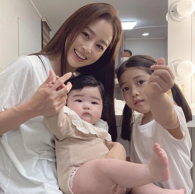 rain-s-wife-kim-tae-hee-is-indeed-old-hold-your-baby-for-advertising