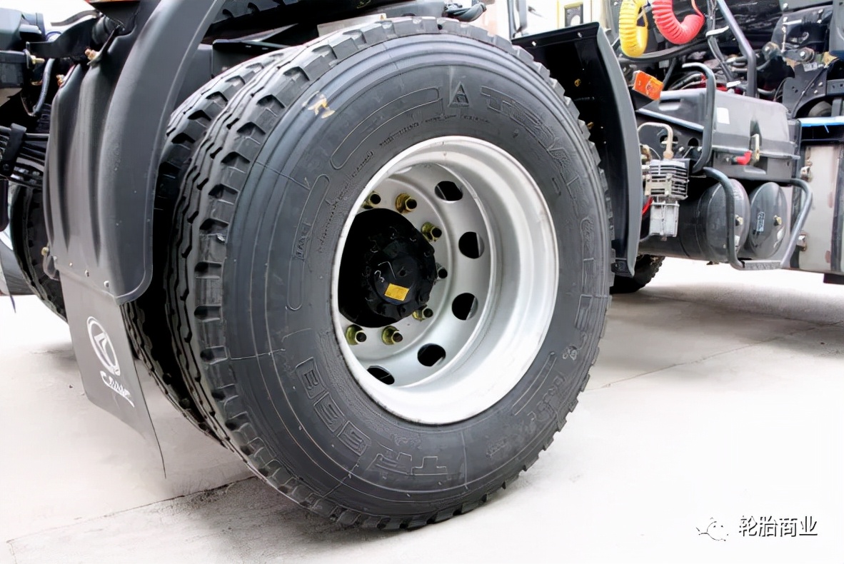 How much air pressure does the 12R22.5 tubeless tire need to hit? iNEWS