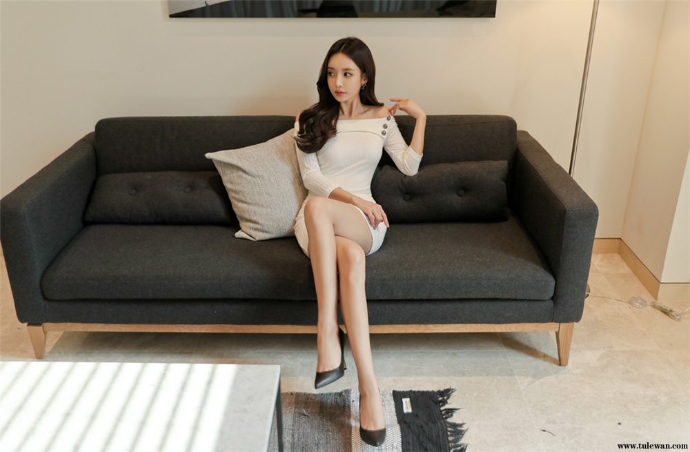 孙允珠丨北欧亲昵浅肤细滑翻领螺纹裙