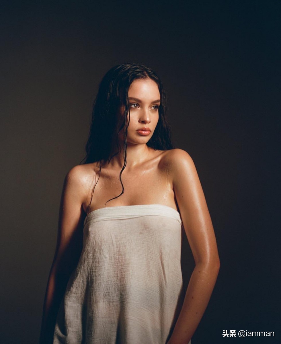 Sabrina Claudio, a Cuban American singer with European and American