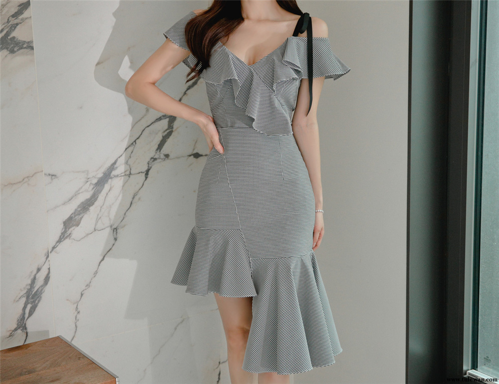 孙允珠丨黛灰曼妙束肩公主卷叶波纹裙